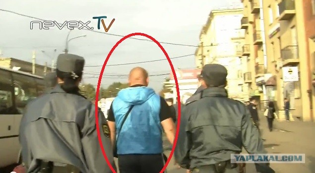 Полиция задерживает беременных женщин и детей