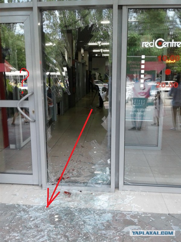 Девушка головой пробила стеклянное ограждение торгового центра в Бишкеке