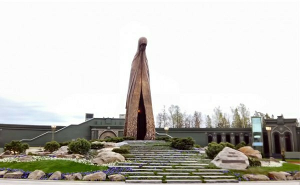 Странный памятник скорбящим матерям у храма Минобороны РФ