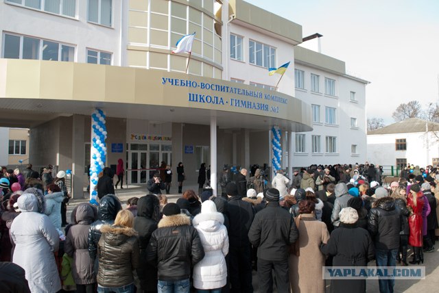 Дети работают на компьютерах без клавиатур