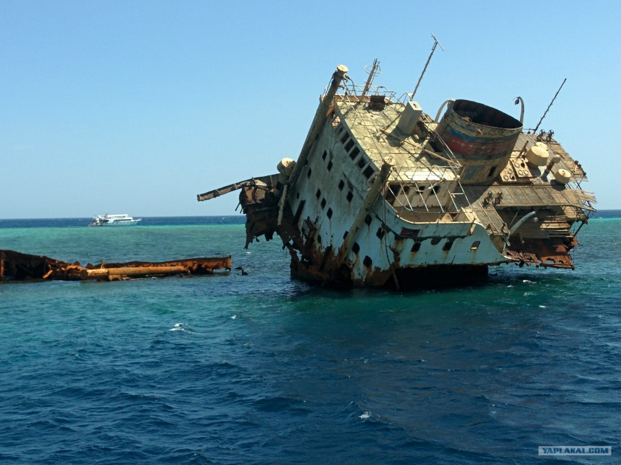 Подбитый корабль в черном море российский сегодня. Затонувший корабль Шарм-Эль-Шейх. Затонувшие корабли Эль Аламейн. Остров тиран затонувший корабль.