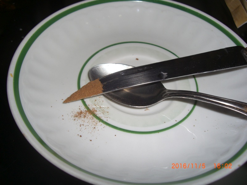 марганцовка на кончике ножа. нож с маслом сливочным на кончике. сода на кончике ножа. сода на кончике ножа. конвекс спуски ножа.