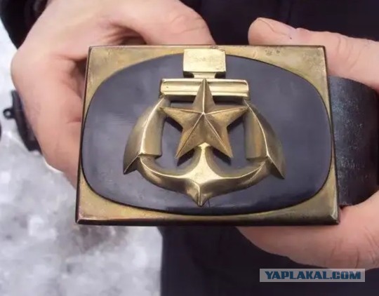 Суровый мужик в пуховике навалял трем подъездным дрыщам когда те накинулись на него сзади