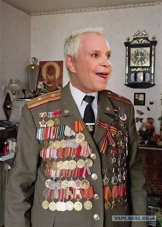 Нет, ребята, я не гордый.Не загадывая вдаль,Так скажу: не надо орденЯ согласен на медаль.