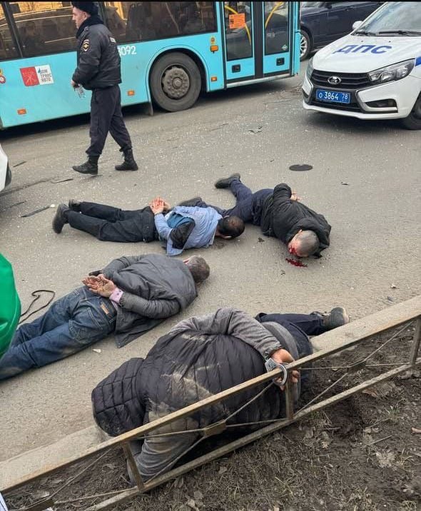 В Петербурге такси с нелегалами пыталось скрыться от полиции и влетело в Ладу и Гелендваген