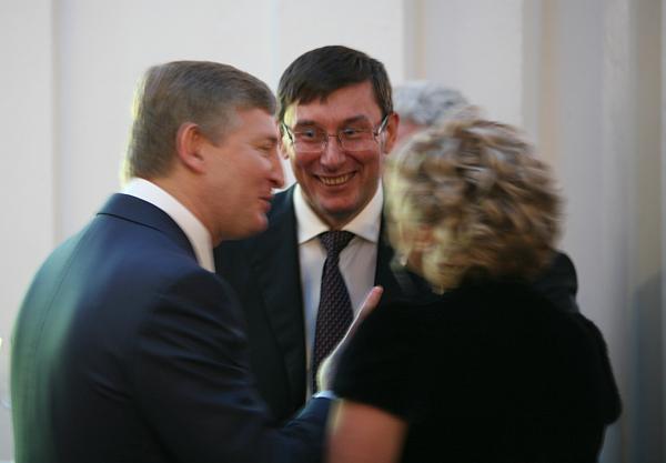 Солдат пытавшийся упасть на инаугурации Порошенко