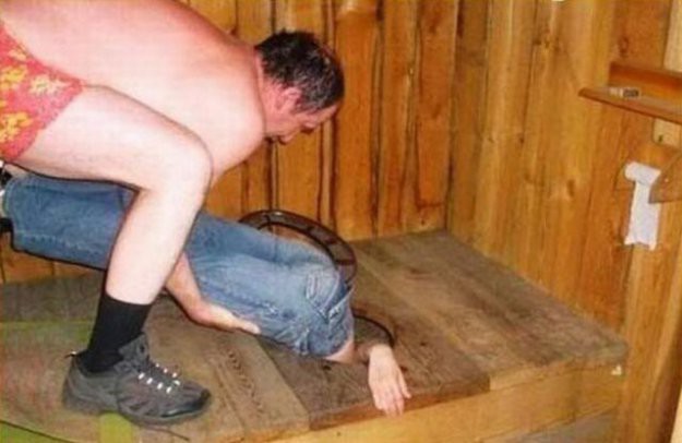 А вы что делаете в сортире?