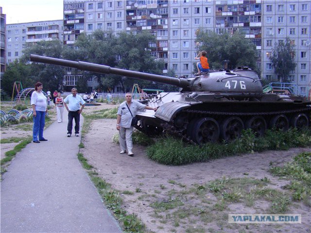 Самолет во дворе