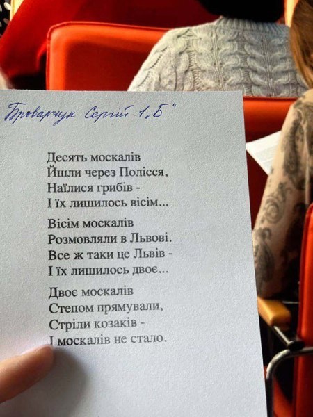 Первоклассникам, для линейки в Нижнем Новгороде выдали военную форму, причем на несколько размеров больше