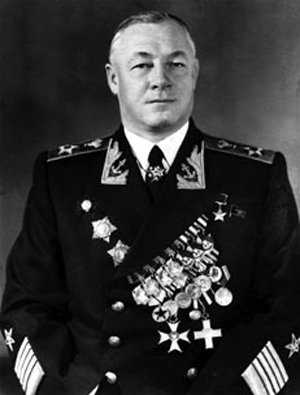 Негодяй кинул цветы в памятник Сталина