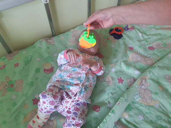 Мамашу из Карпинска, которая полгода прятала новорождённую дочь в шкафу и довела её до истощения, приговорили к 5 годам колонии