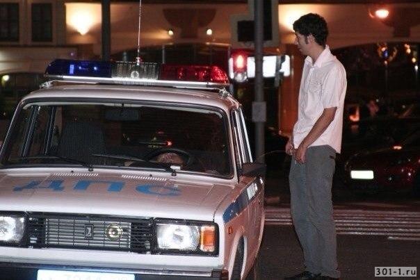 Тюменский водитель справил нужду перед автомобилем ГИБДД