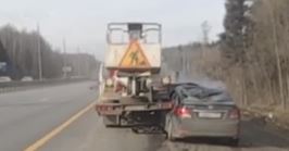 Обочечник сбил дорожного рабочего в прямом эфире