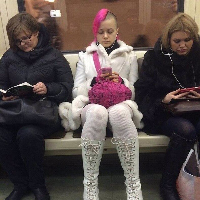 А вы знаете - в метро порой встречаются те еще модники!