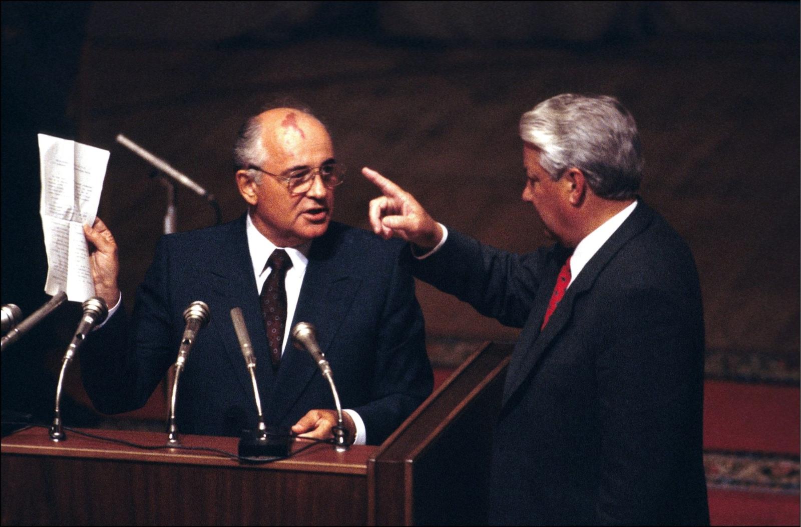 Горбачев распад. Горбачев и Ельцин.
