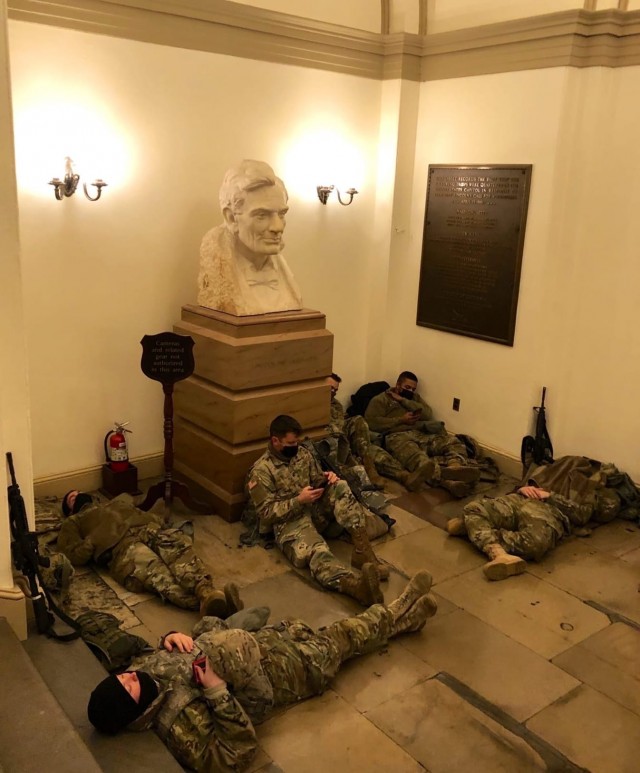 Так сейчас в здании Капитолия, где рассматривают резолюцию об импичменте Трампа