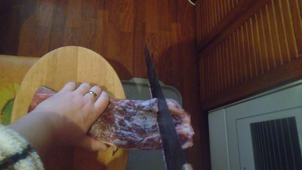 Как разделать большой кусок замороженного мяса?