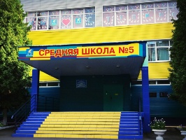 Директор школы в ХМАО написала заявление в полицию из-за косичек школьницы в цветах флага Украины