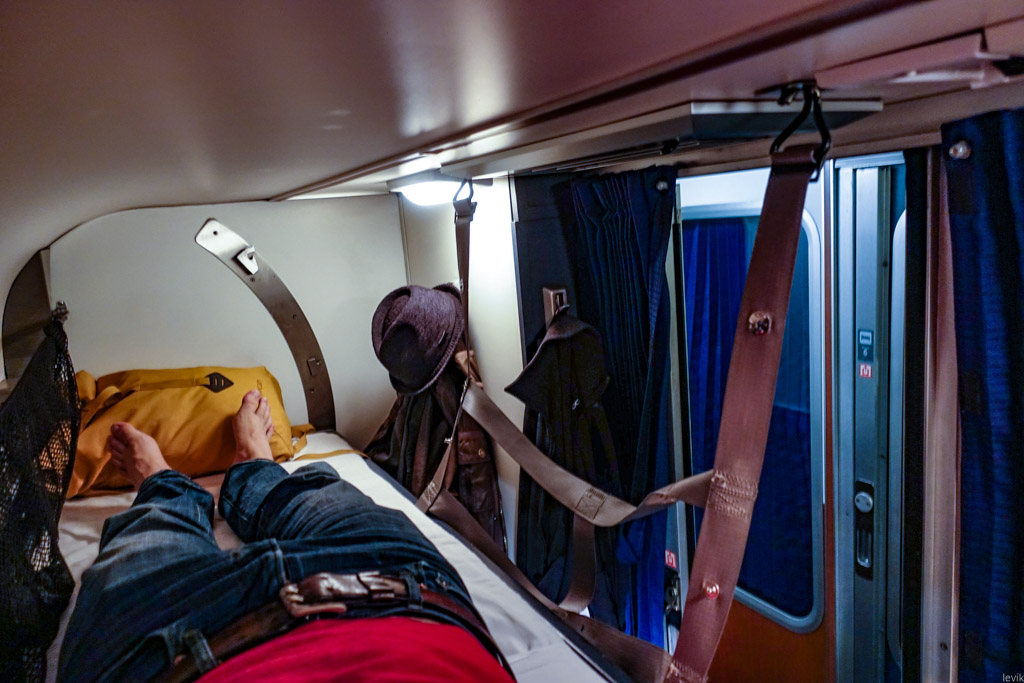 К чему снится вагон поезда. Спальное место в вагоне. Сон в поезде. Спальные места в поезде. Спальное место в плацкарте.