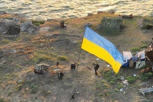 ВКС России нанесли удар по фотографировавшимся с флагом на Змеином военным Украины