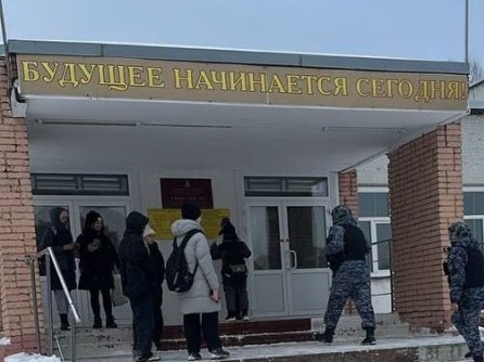 Ученики новосибирской школы баррикадируют партами двери после звонка учителю о готовящемся расстреле