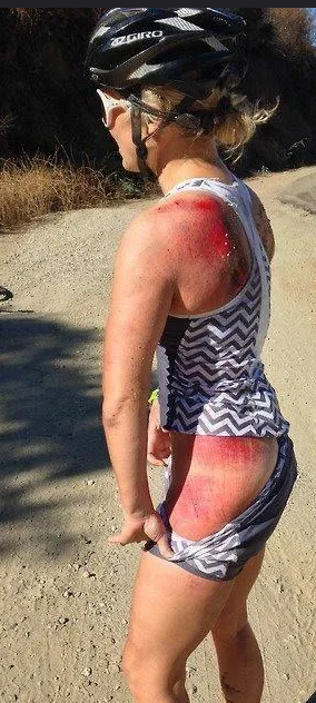 Рассекаем с байкершей по городу