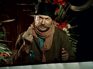 Изобретатель Колин Фарз построил у себя на заднем дворе гигантские качели