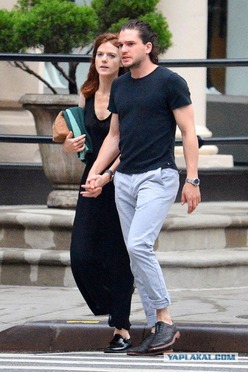 Видимо Джон Сноу все-таки что-то знает