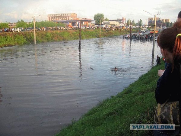Автомобиль утонул на дороге