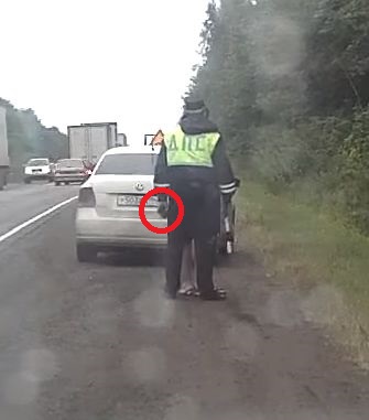 Инспектор махнул жезлом волшебным. Но не помогло. КамАЗ всех вмял