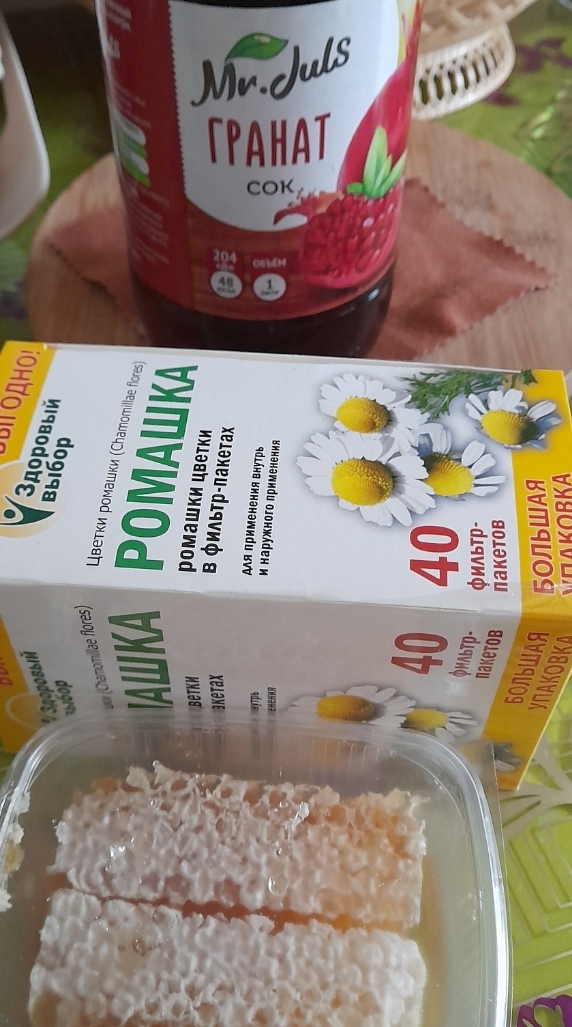 К Наде набежали женихи