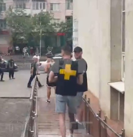 На кадрах — боец ЧВК “Вагнер” открыл огонь по входу в здание “Ростелеком” напротив штаба ЮВО в Ростове-на-Дону.