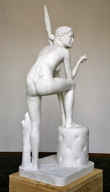 Обнаженные девушки с оружием в руках 16+