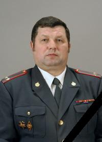 Начальник управления милиции избивает женщину