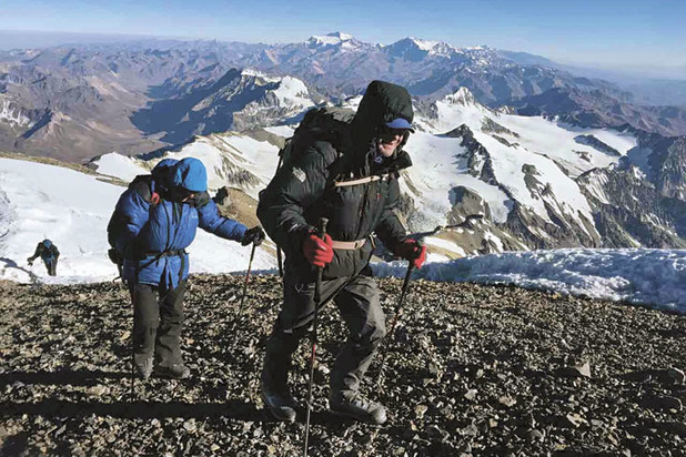 Погибших на Эвересте укроют саваном: российские альпинисты готовят уникальную экспедицию
