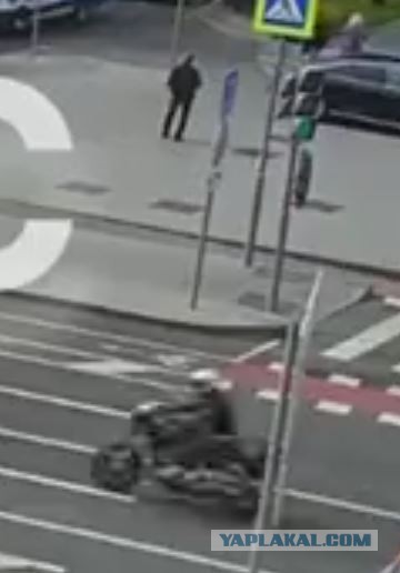 28 июня 2004. ДТП С мотоциклистом на трубной. Москва ДТП мотоцикл сбил пешехода. Мотоциклист улетел в пешехода.