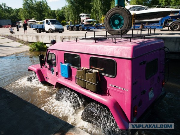 В Москве девушка ездит на розовом броневике