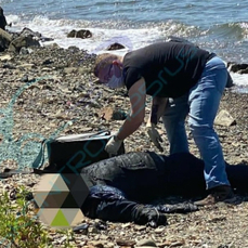 Аквалангист под огромным судном