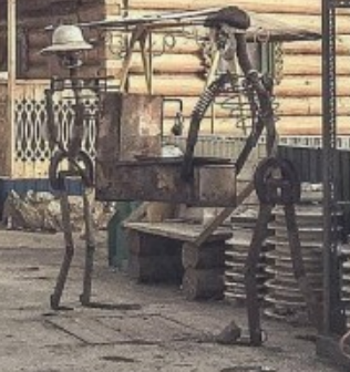 В Бурятии мужик нашел на полигоне корпус авиабомбы, притащил к себе на участок и установил как украшение