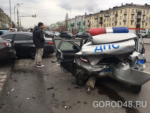 Массовую аварию на площади Франценюка, в Липецке, сняла камера наблюдения