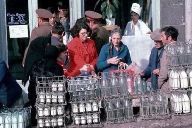 Мусора не было, все вторично и бутылки сдавали, и ящики в обороте годами. Продуманно было.
