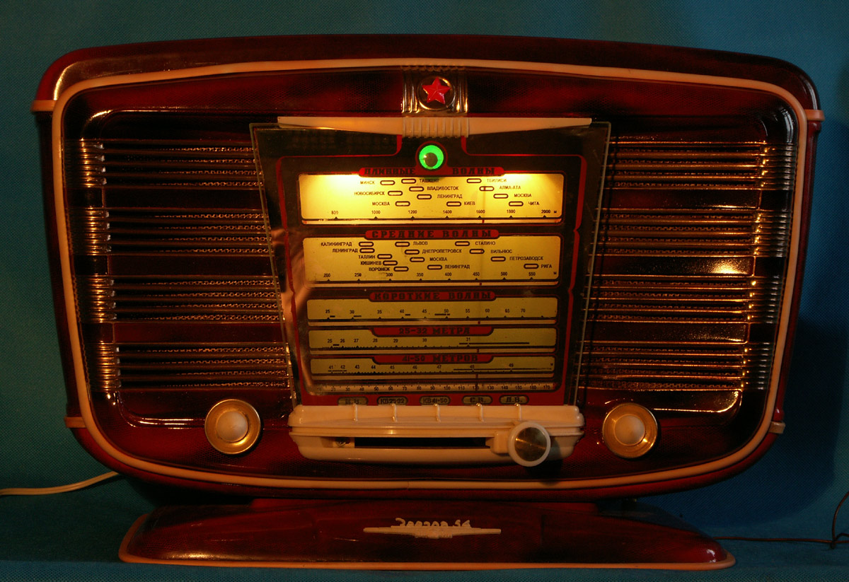 Сайт старое радио. Ламповые радиоприемники 60х США. Радиоприёмник ламповый Филипс капелла. Ламповый радиоприёмник радиола дзинтарс. Ламповые радиоприемники СССР из-50х.