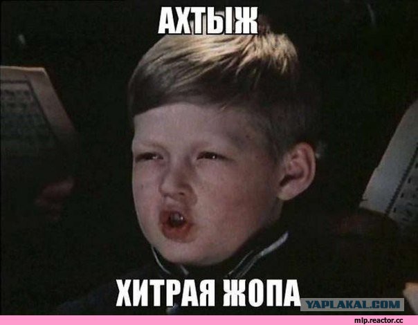 Продавщица на рынке обвешивает покупателей