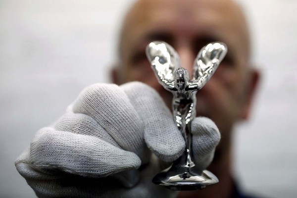 Вот что будет, если Вы попытаетесь украсть значок Rolls Royce