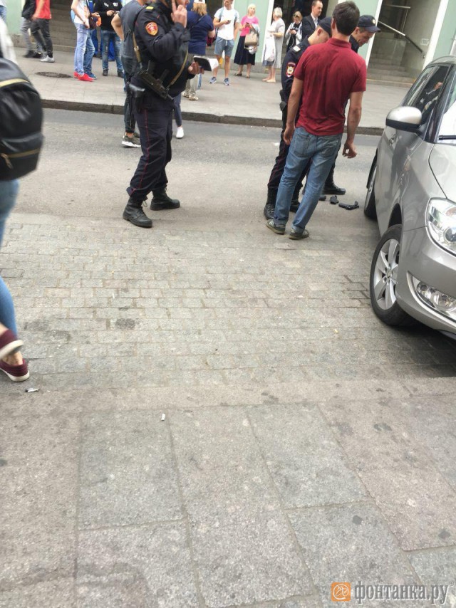 В центре Петербурга хозяин кабриолета «Порше» обиделся и выстрелил в таксиста