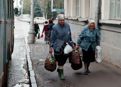 Почему женщины/девушки НИКОГДА не уступают дорогу - даже когда должны?