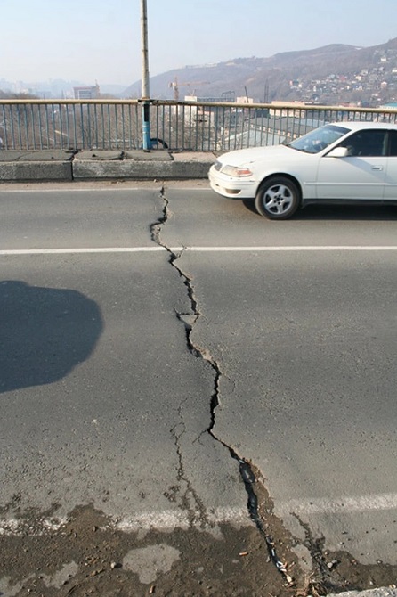 Во Владивостоке подпорная стена похоронила 7 автомобилей