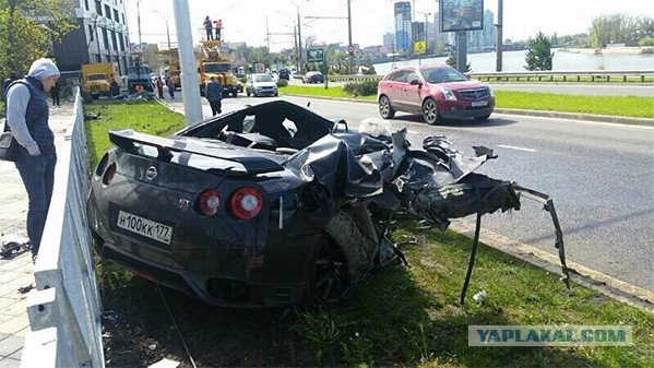 Футболист Андрей Ещенко сломал столб на дороге...