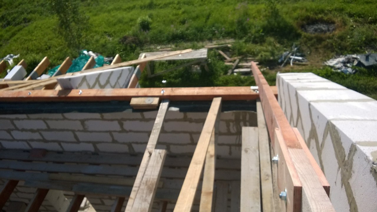 Двускатная крыша с выносом. Каркас деревянного дома. Стройка своими руками. Постройка каркасного дома. Стройка частного дома.