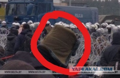Беженцам удается через поврежденные ограждения пройти белорусскую часть границы